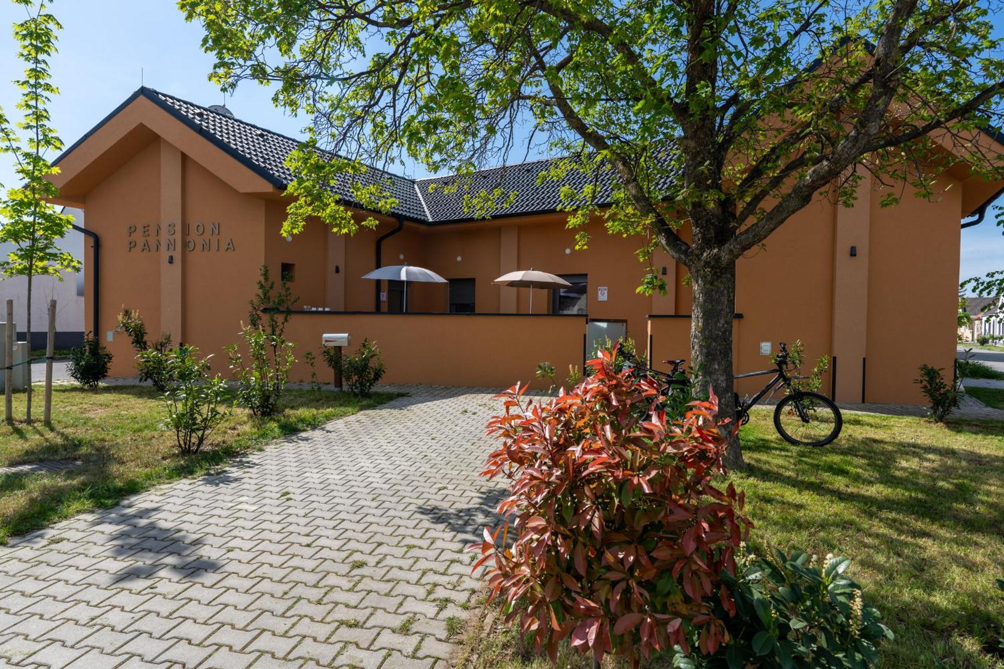 Pension Pannonia พาร์นดอร์ฟ ภายนอก รูปภาพ
