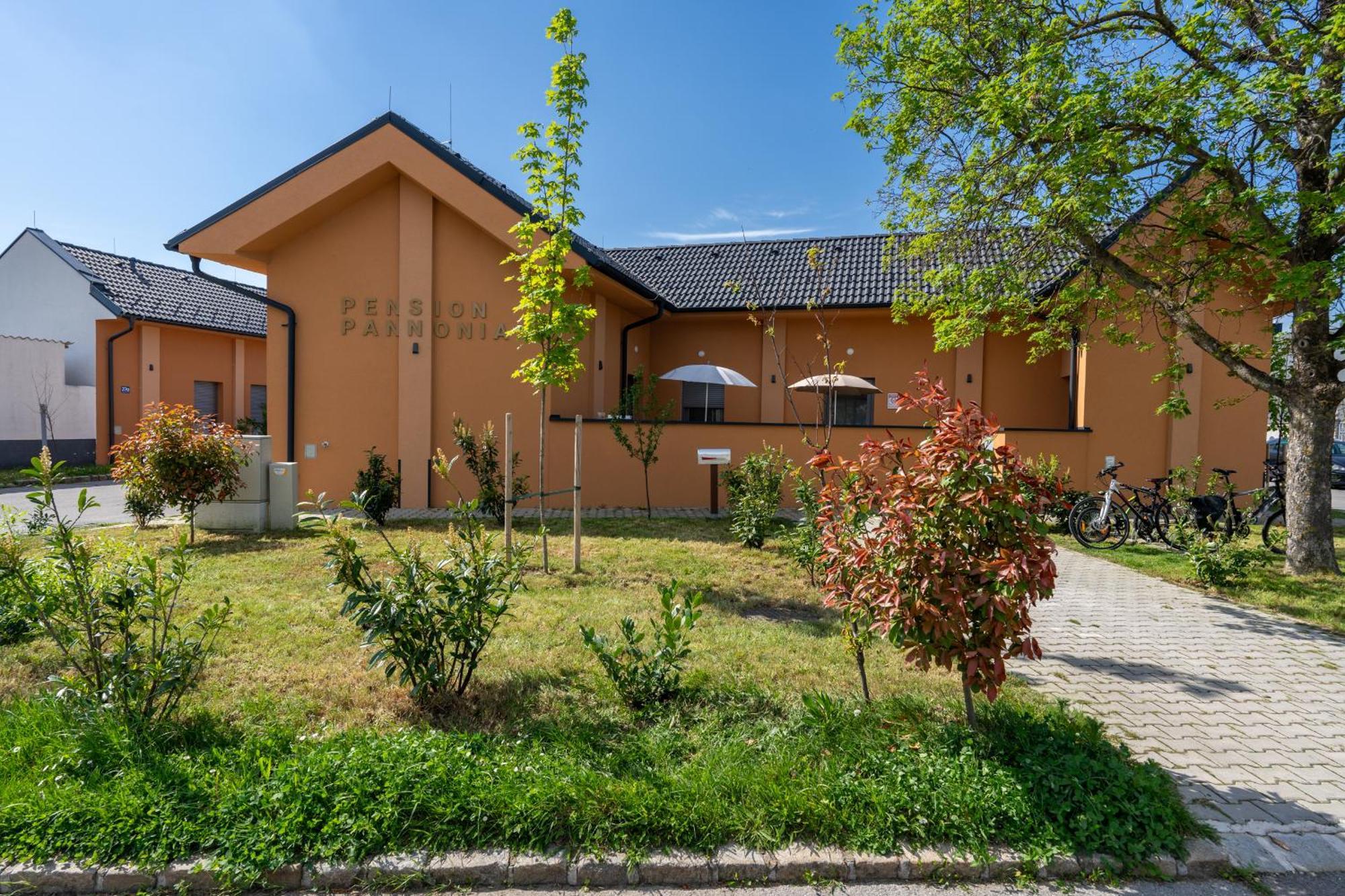 Pension Pannonia พาร์นดอร์ฟ ภายนอก รูปภาพ