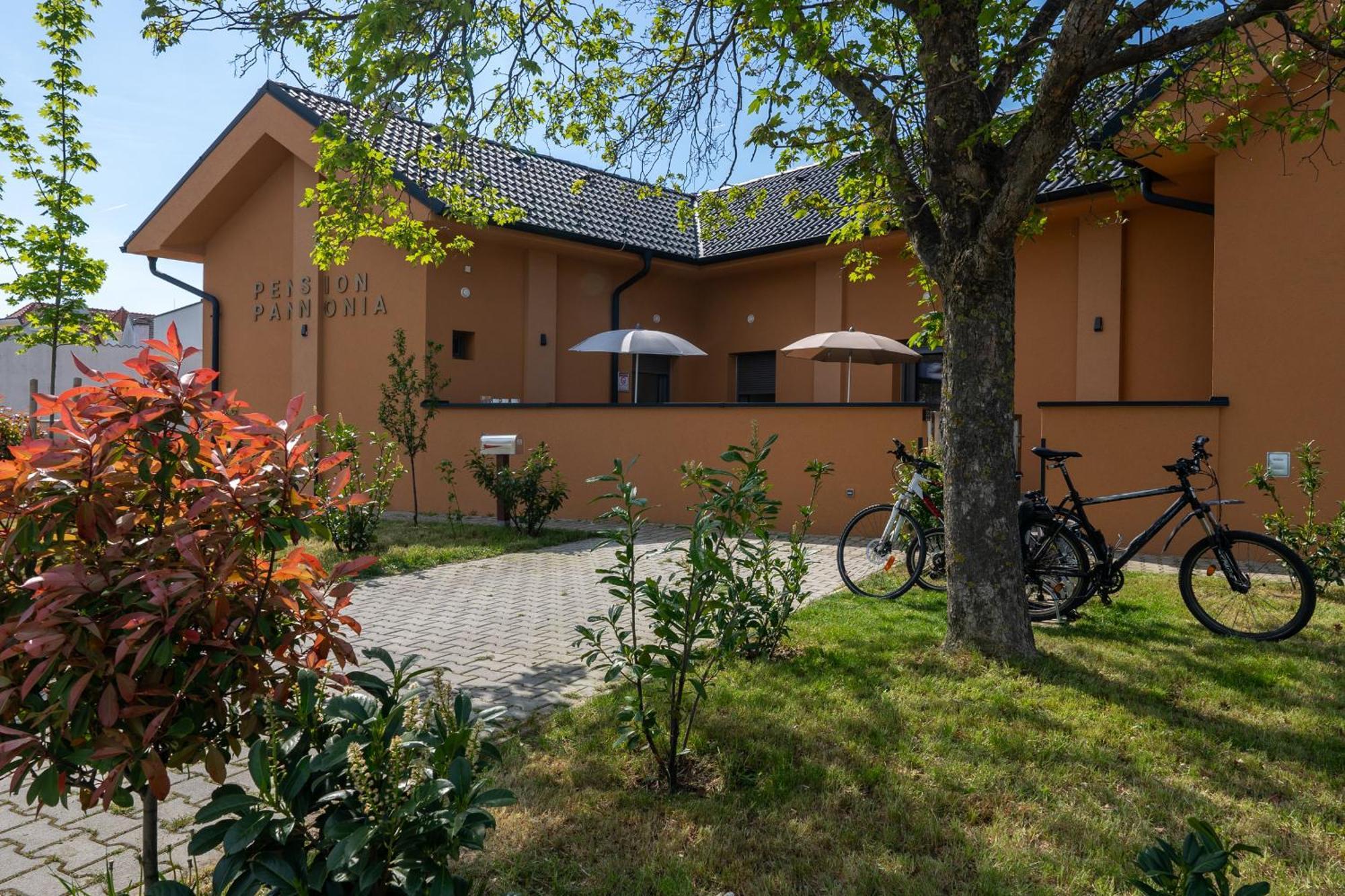 Pension Pannonia พาร์นดอร์ฟ ภายนอก รูปภาพ